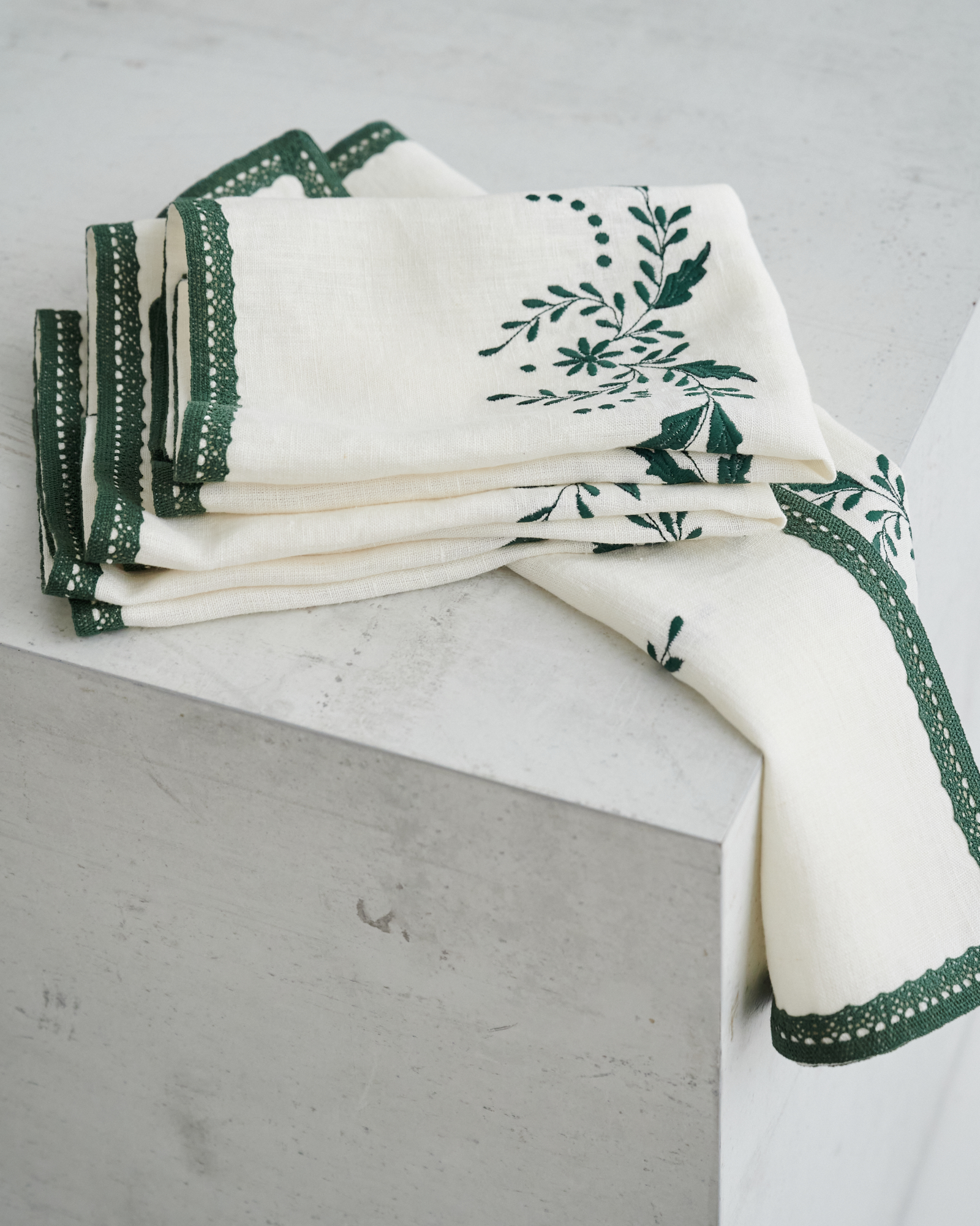 Салфетка с зелёной вышивкой
