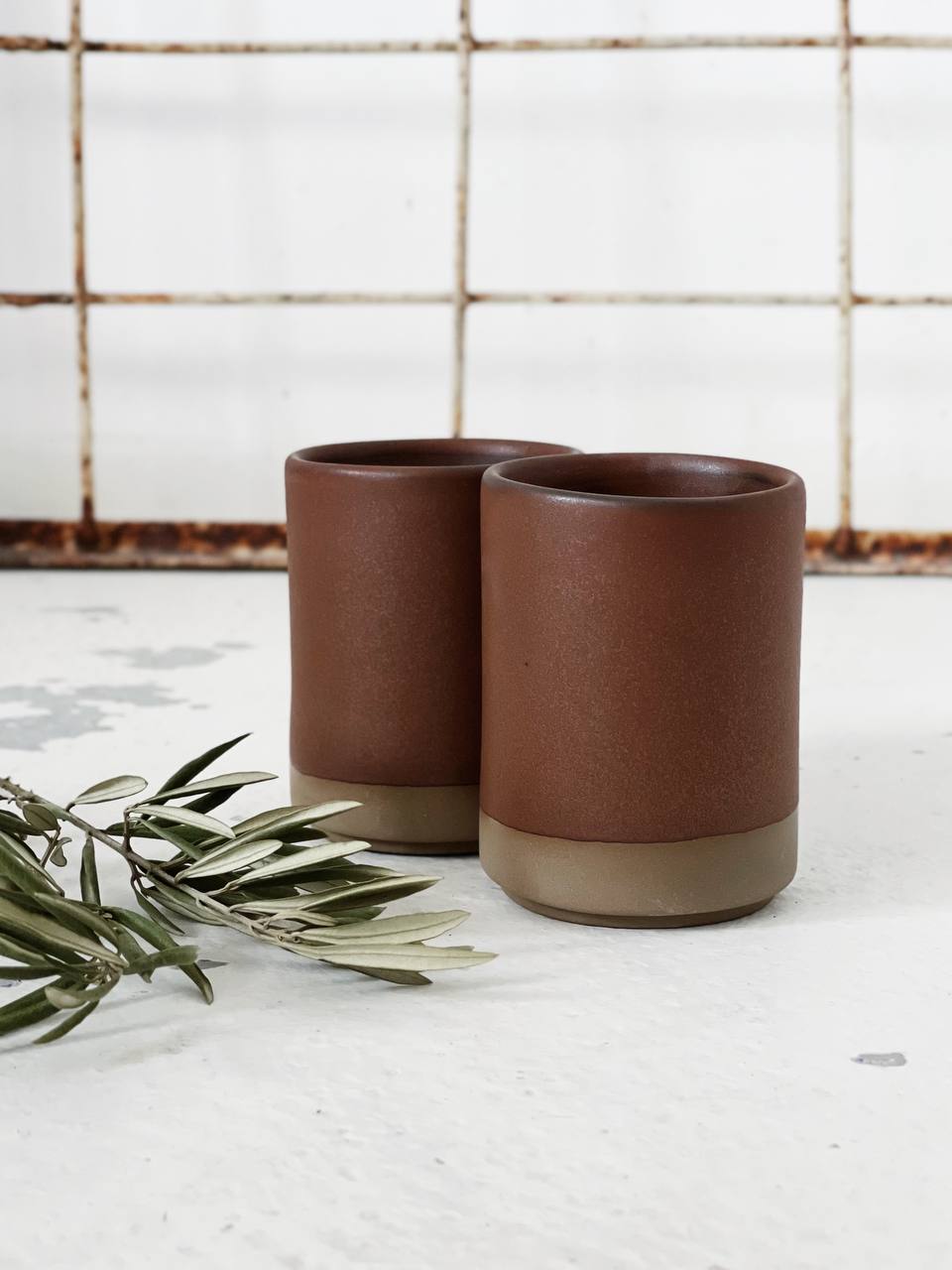 Brown coffee glass with red clay hue"Tetriflat"