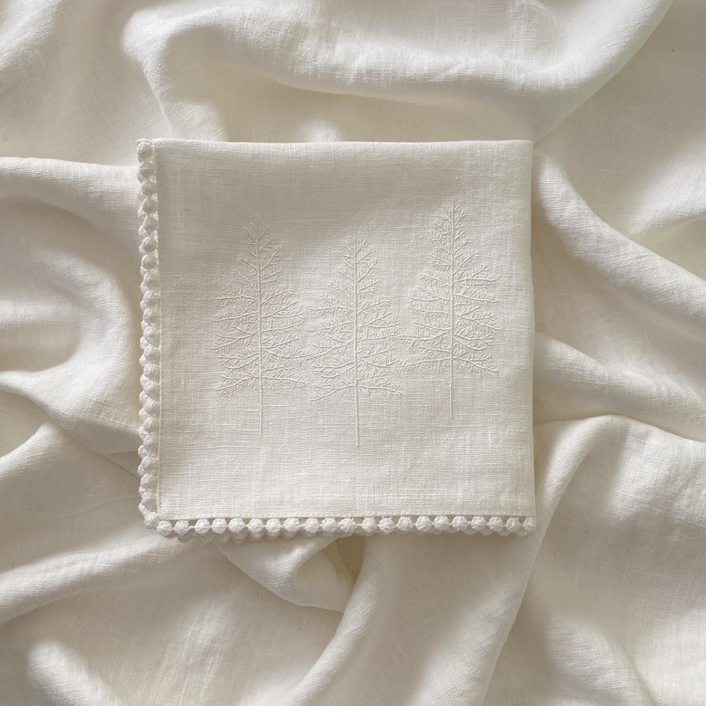 Салфетка с вышивкой минималистичных ёлочек