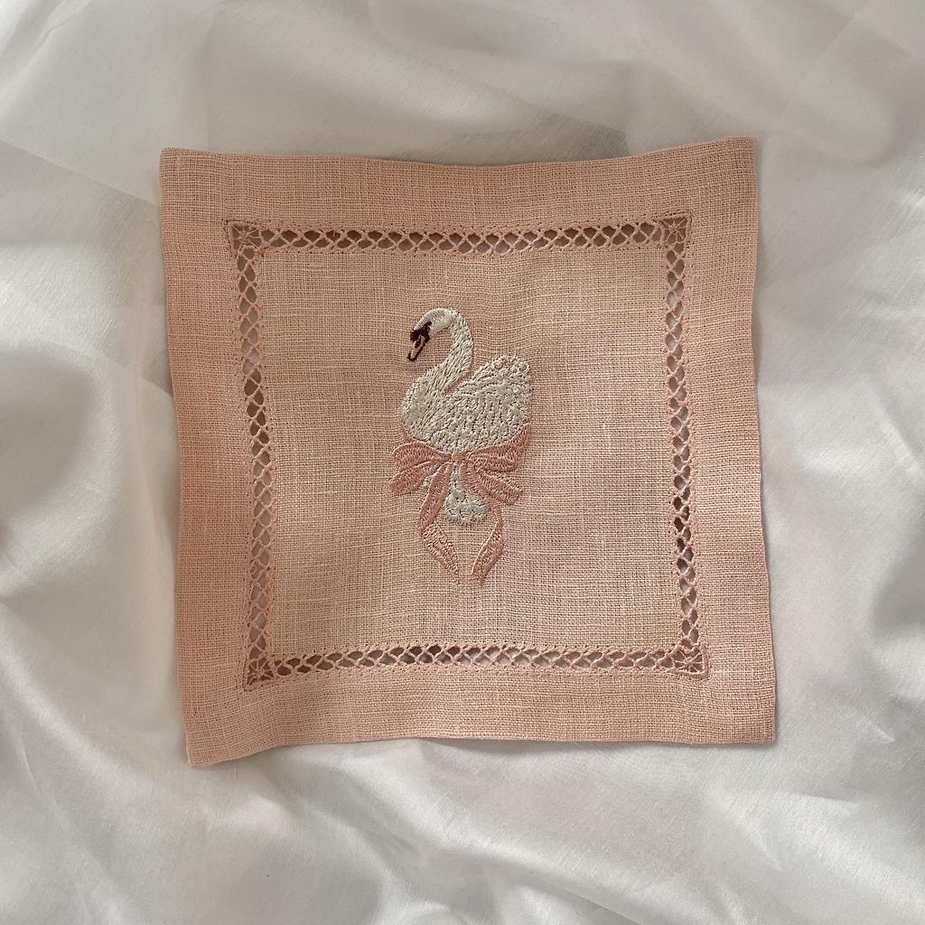 Костер / подставка с лебедем, персиковый, услуга пошива