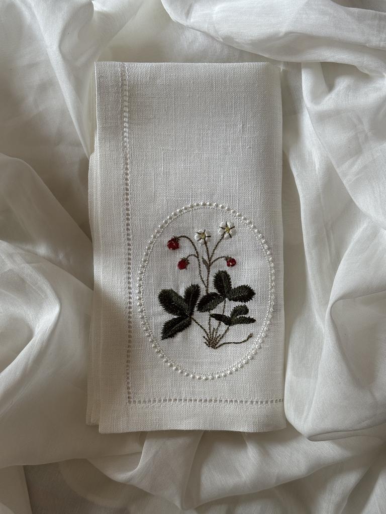 Салфетка с мережкой и земляникой