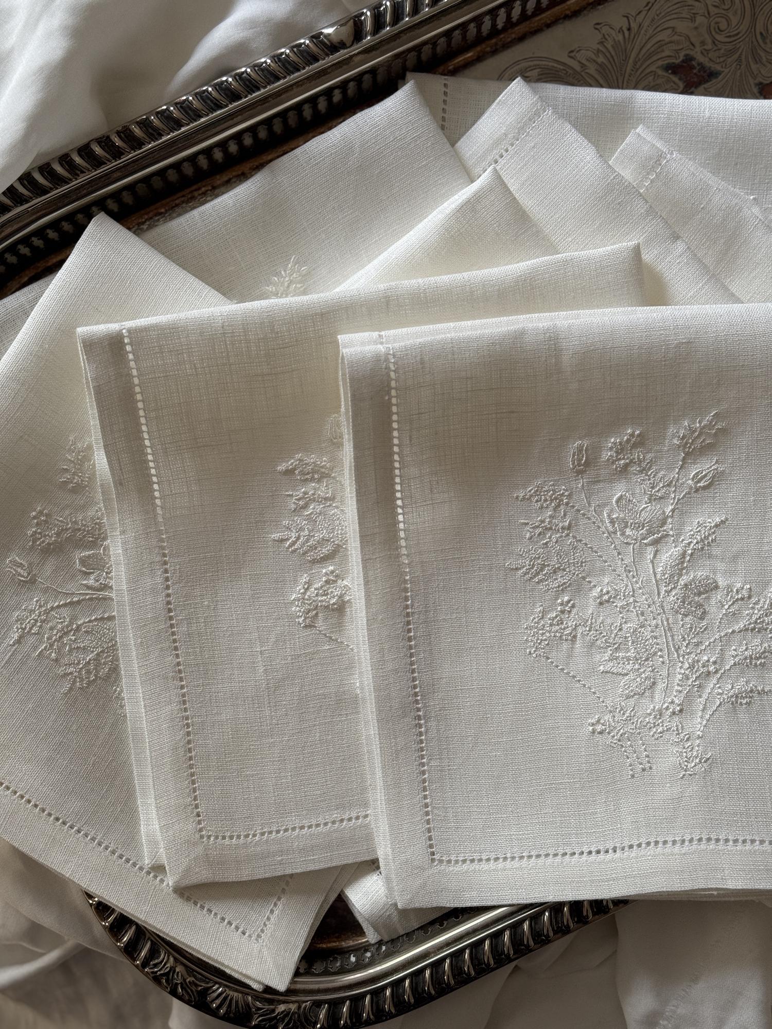 Салфетка с мережкой и полевыми цветами