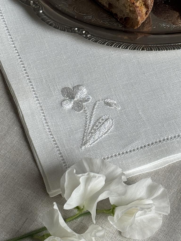 Салфетка с мережкой и маленьким цветком