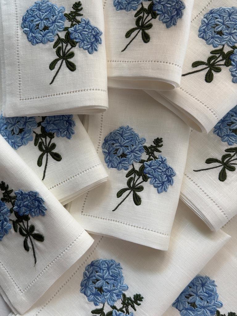 Салфетка с мережкой и голубой гортензией