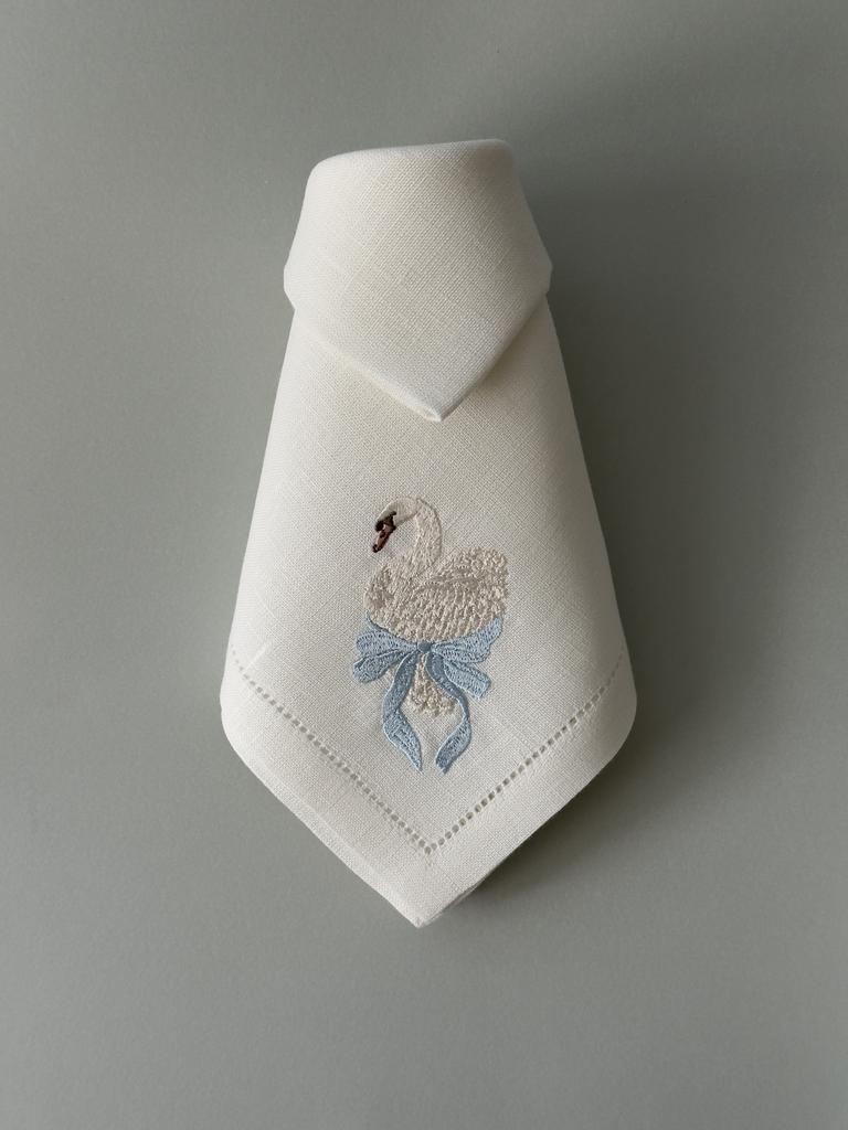 Салфетка с мережкой и лебедем с голубым бантиком