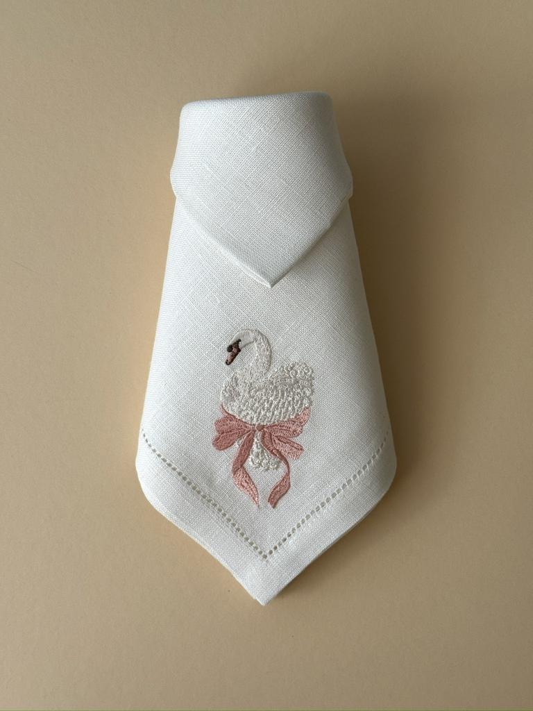 Салфетка с мережкой и лебедем с розово-персиковым бантиком