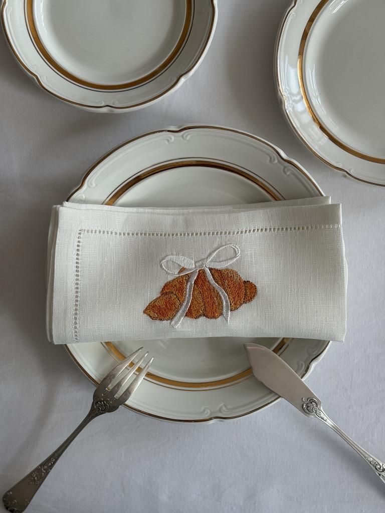 Салфетка с мережкой и круассаном с молочным бантиком