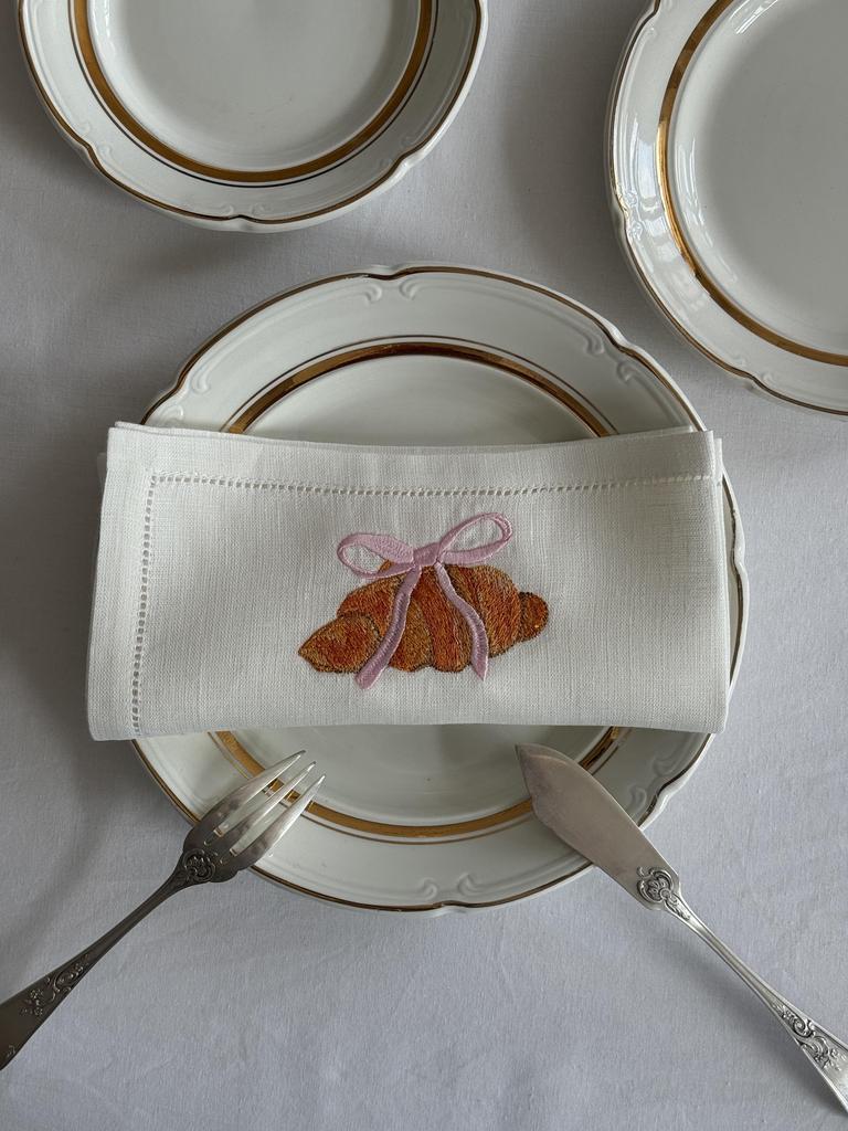 Салфетка с мережкой и круассаном с розовым бантиком