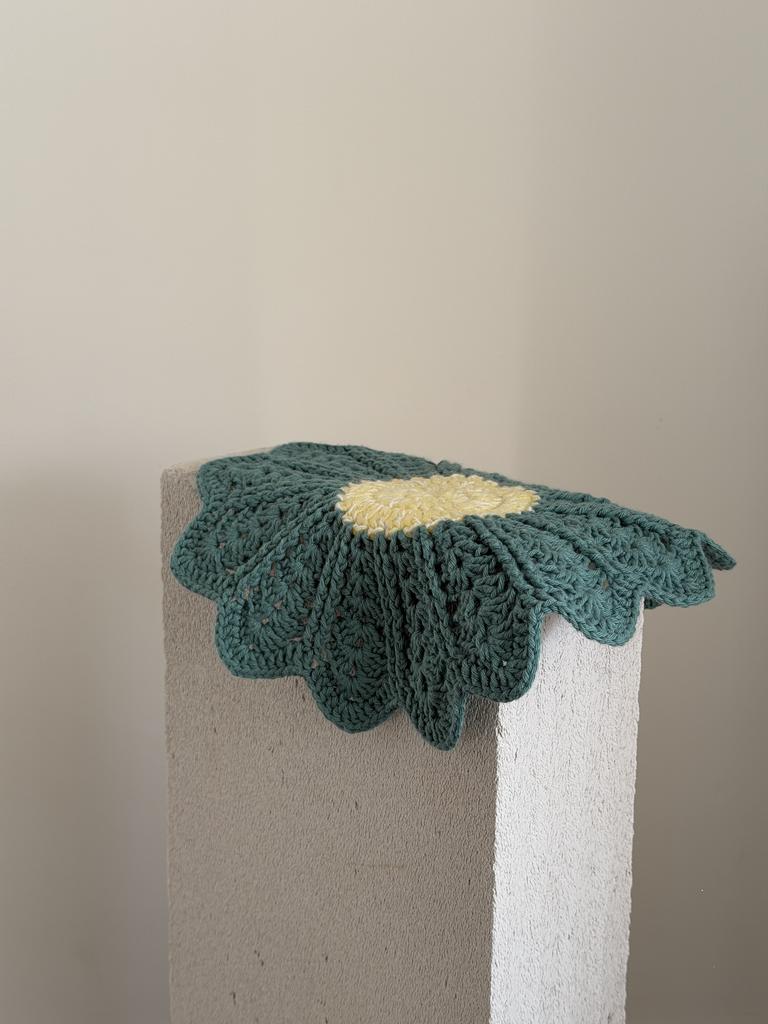 Костер вязаный "Цветок", изумрудный