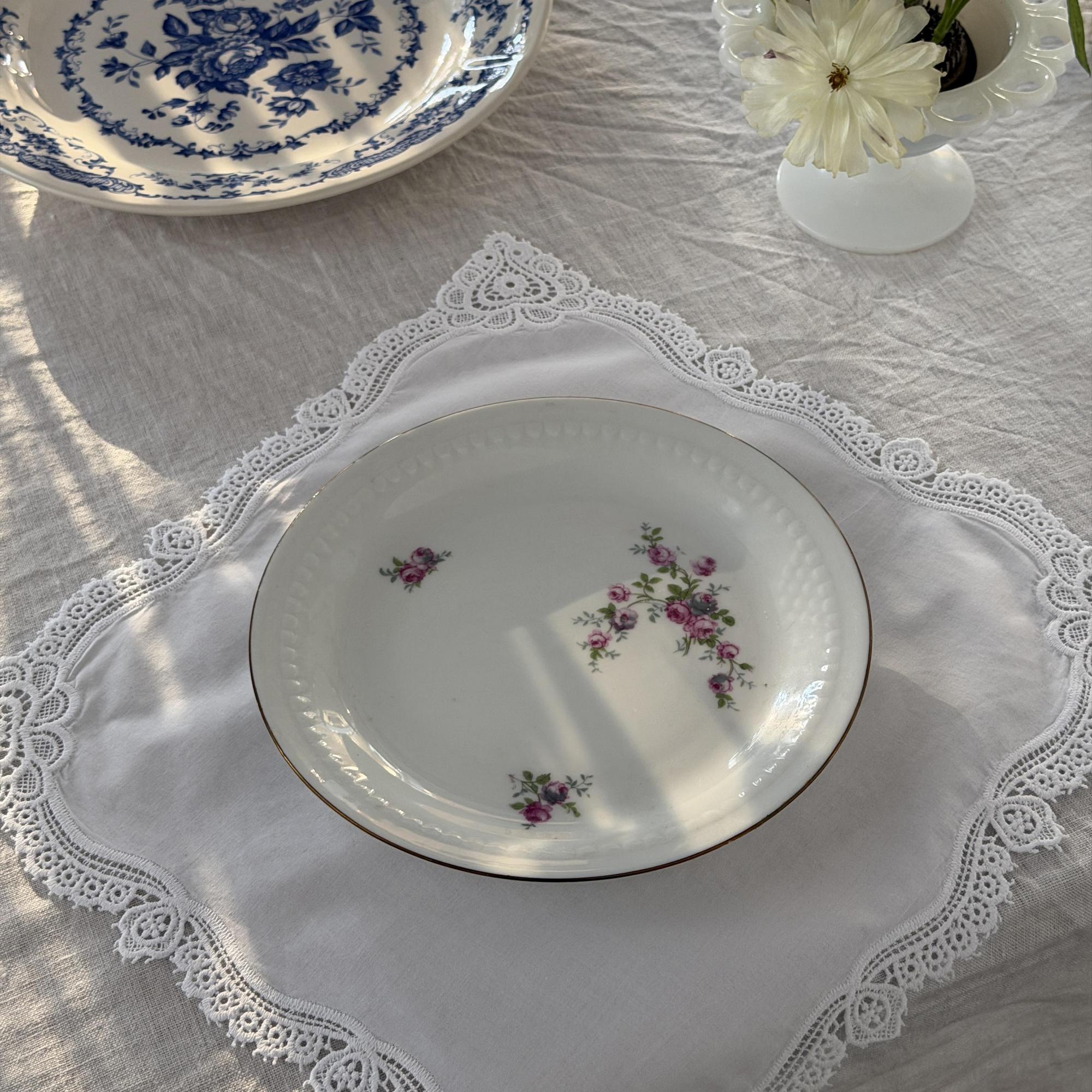 Салфетка с кружевными уголками