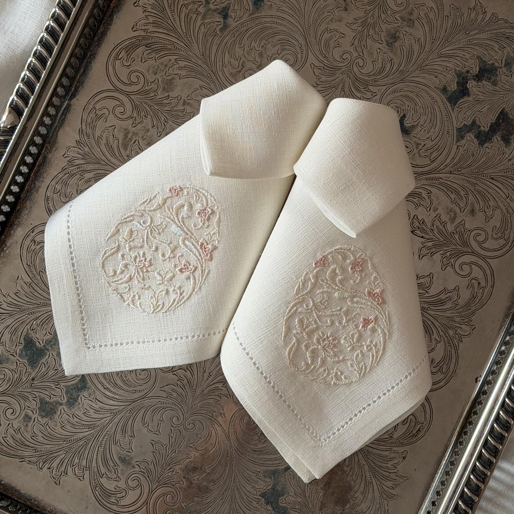 Салфетка с пасхальным яйцом по диагонали, персиковое