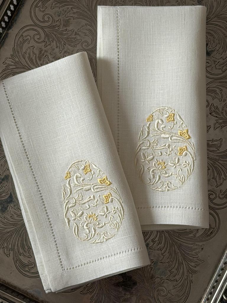 Салфетка с пасхальным яйцом по вертикали, жёлтое