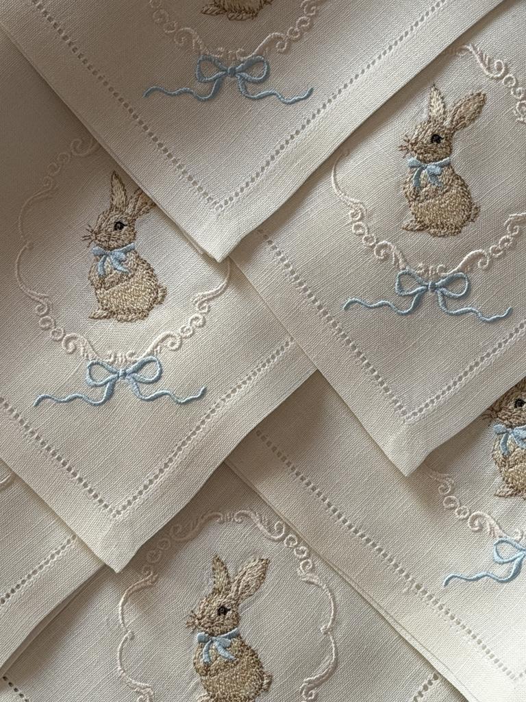 Салфетка с кроликом, молочно-голубая гамма