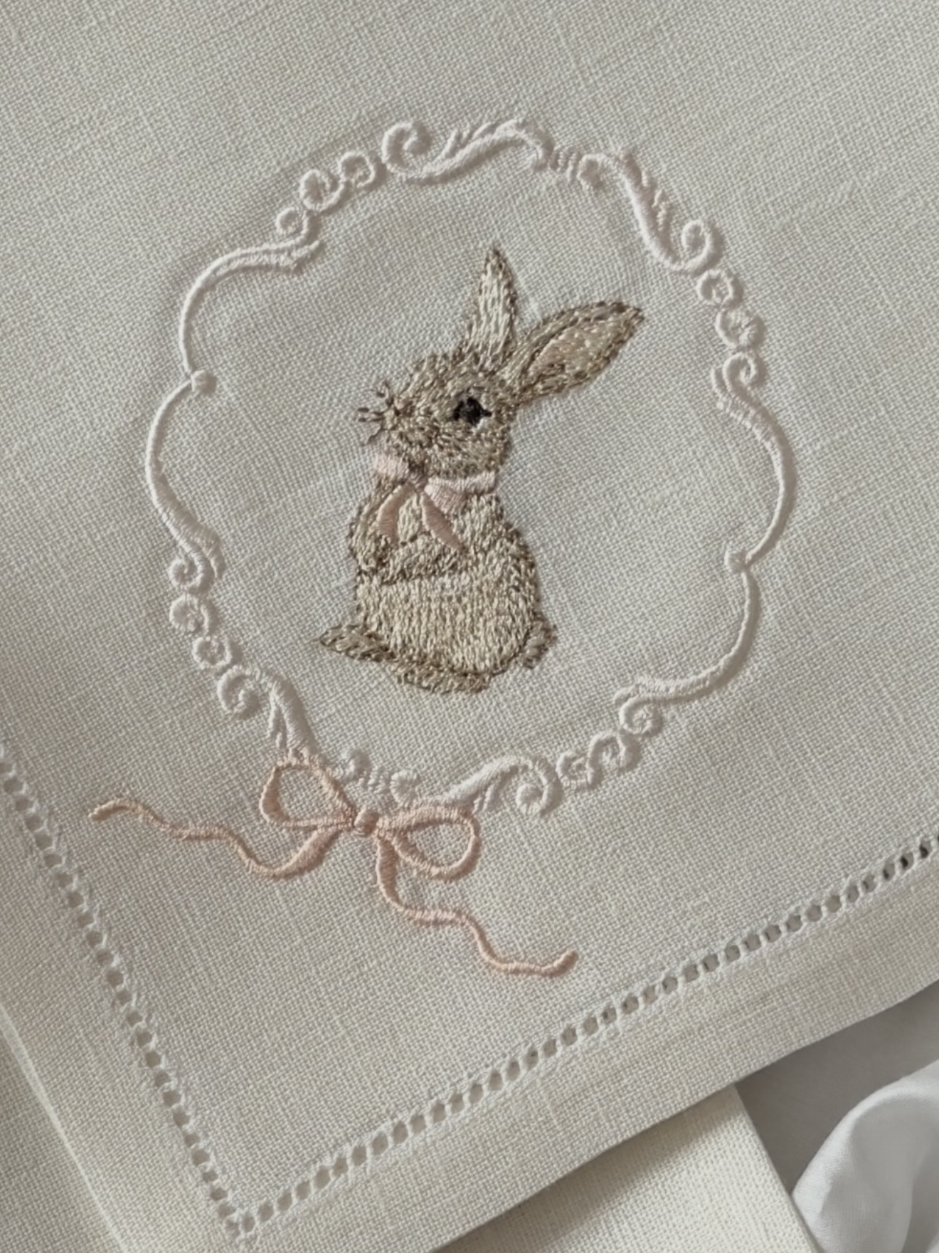 Салфетка с кроликом, молочно-персиковая гамма