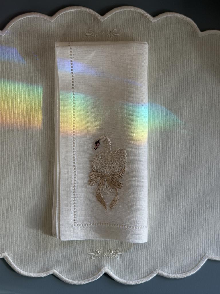 Салфетка с мережкой и бежевым бантиком