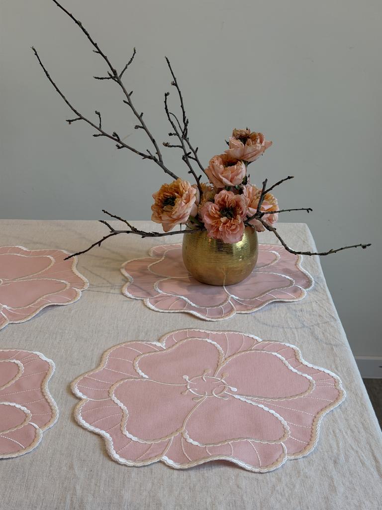 Подтарельник цветочный, нежно-розовый