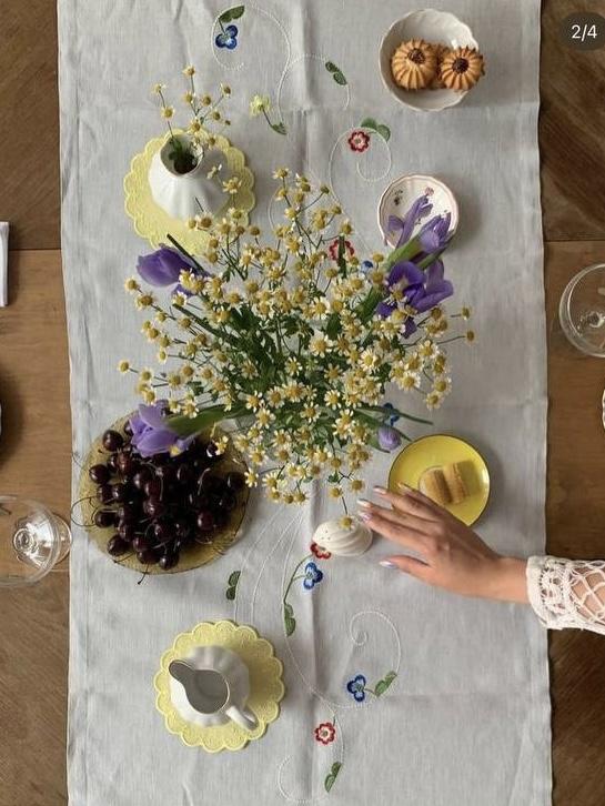 Дорожка с яркими цветочными завитками