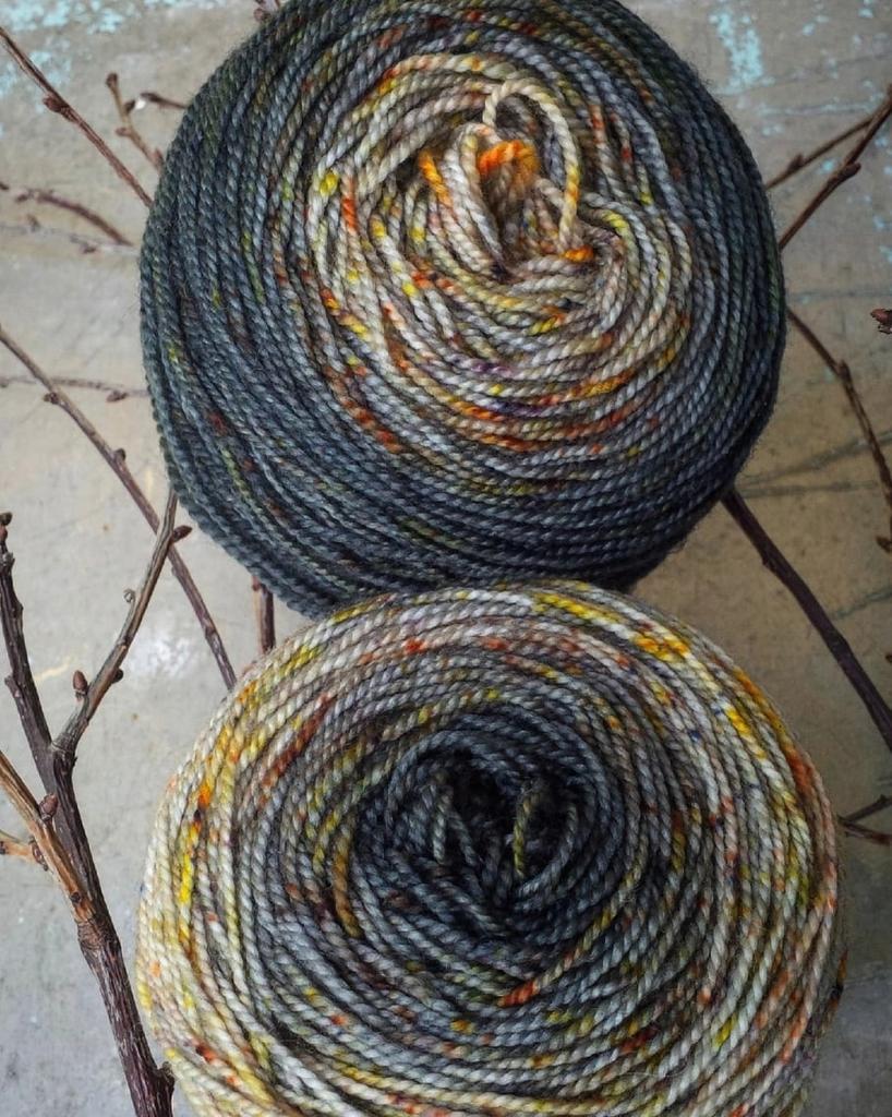 Titanium Sock High Twist "Исландский мох на камнях с крапушками Эффект гранитного среза" носочный градиент носочная пряжа на английской основе 425 м/100гр