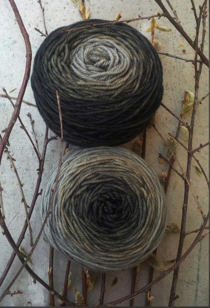 Базовый моток "Хаки и холодный серый"  для  шапки Machu Picchu Hat worsted  4ply  меринос Superwash