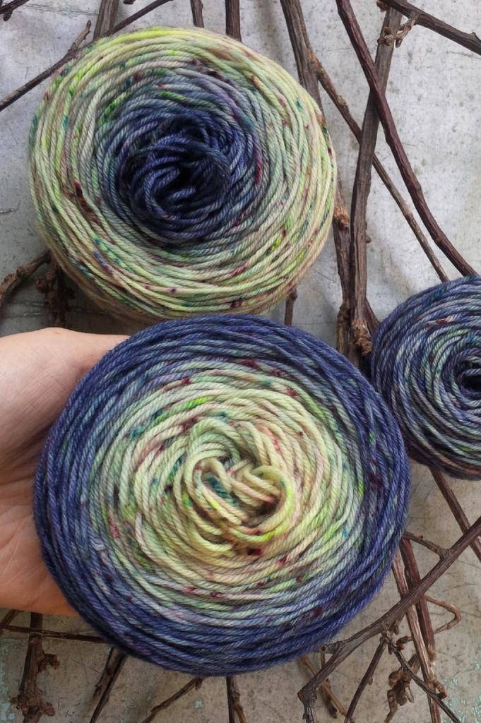 extrafine merino Sock 4 ply 425 м,/100 гр "Русалочьи фиалки" с мини мотком  носочный градиентные набор c крапушками