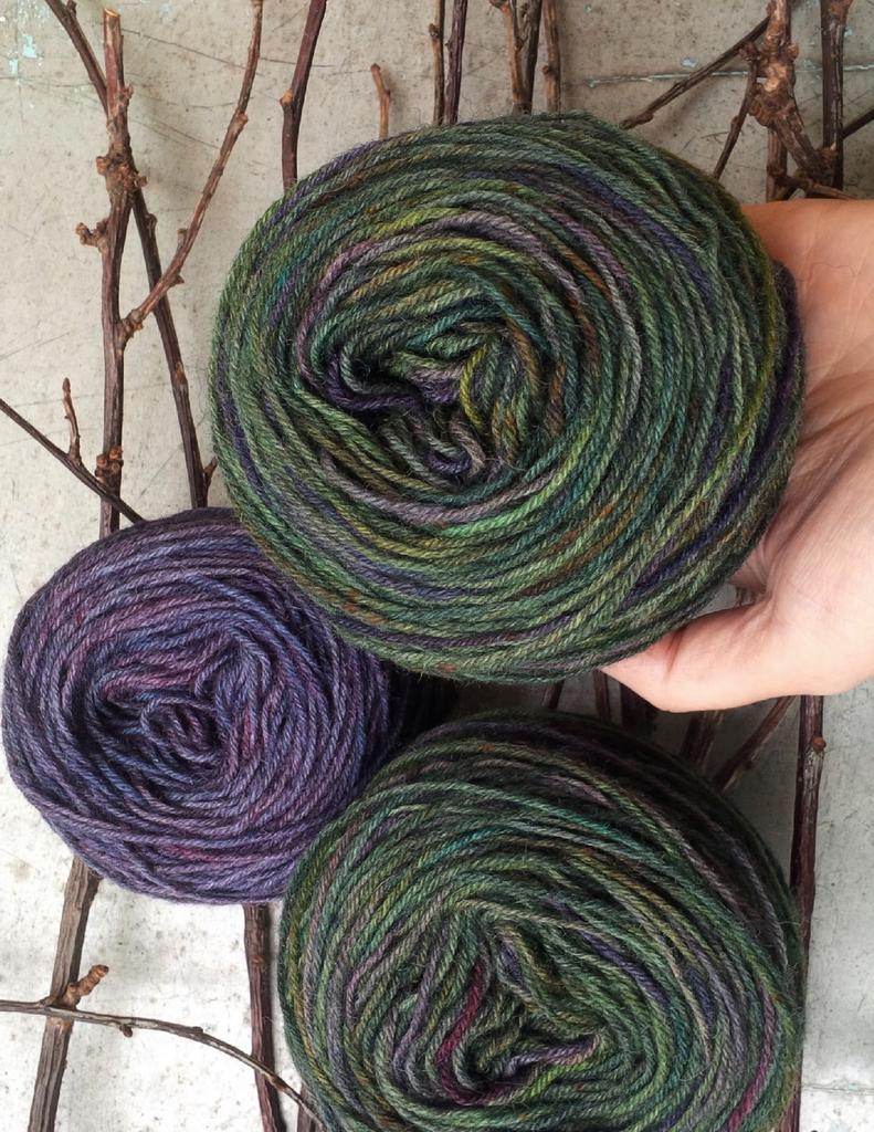 Super wool sock   наборы для носков в технике magic loop с контрастной пяткой, мыском и резинкой  "Фиалки в темной чаще"