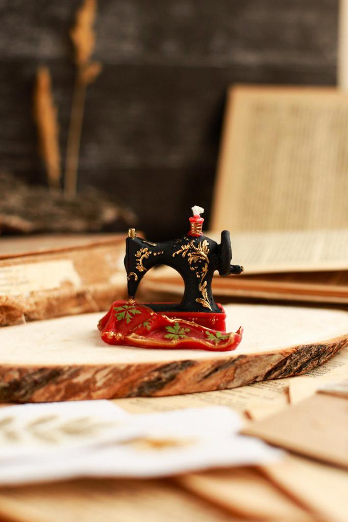 Свеча «Швейная машина» антикварня