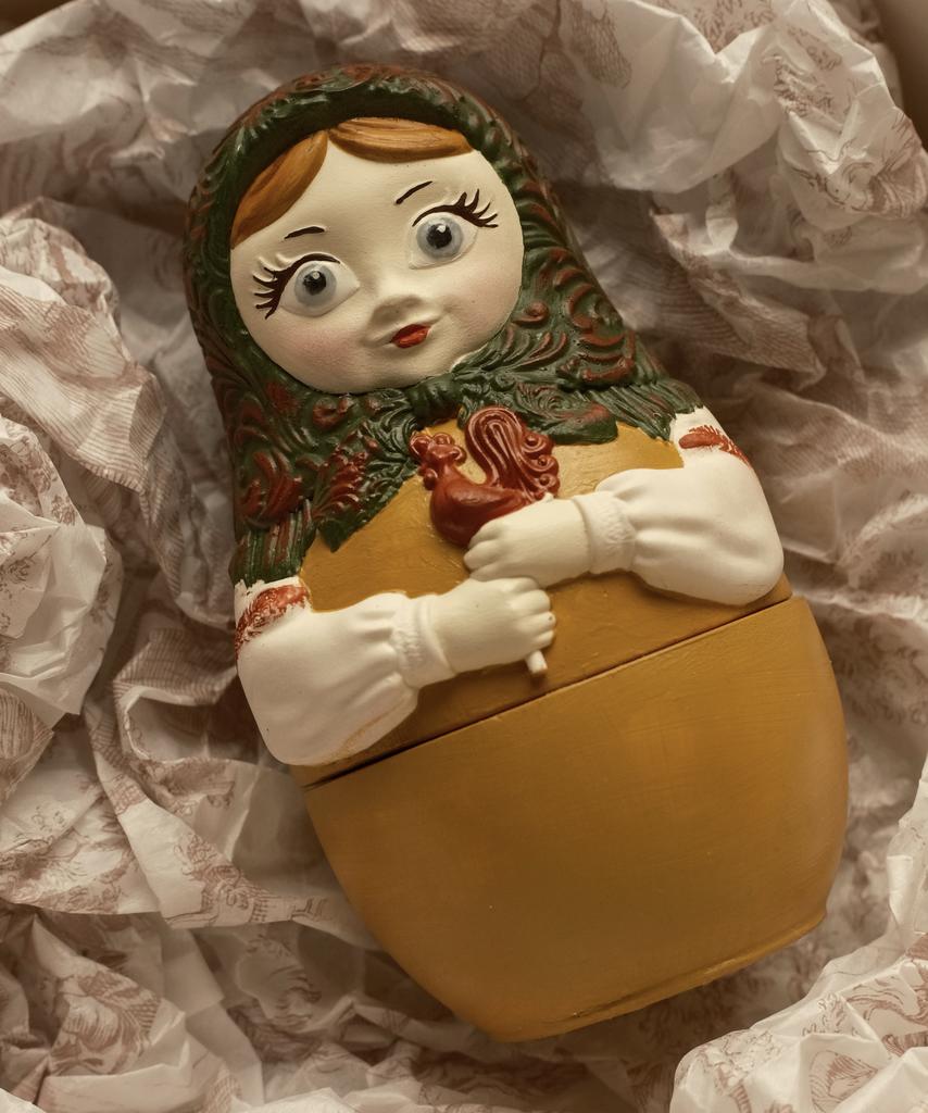 Матрёшка ЗЛАТУШКА — свеча в гипсовом подсвечнике