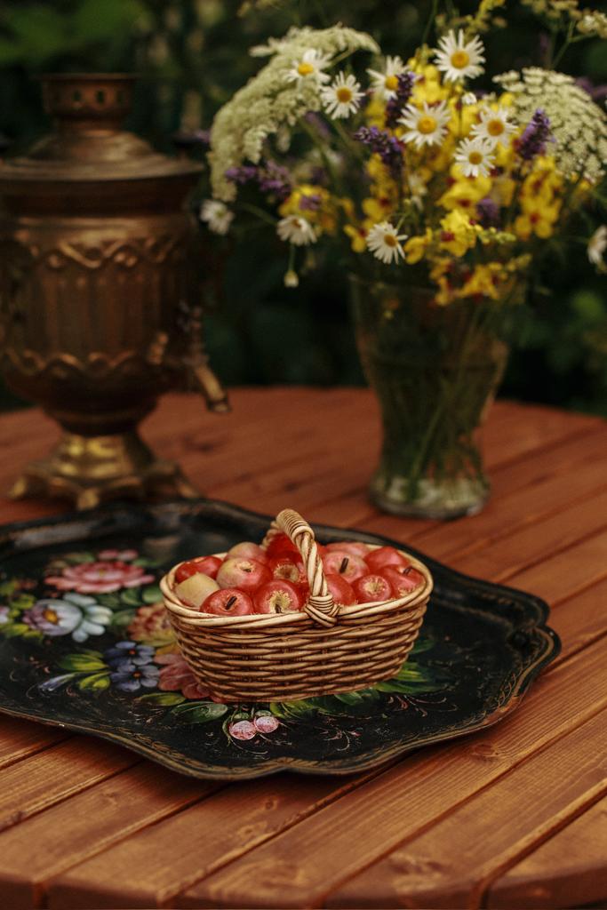 Корзинка с яблоками — ароматическая свеча (тёмная)