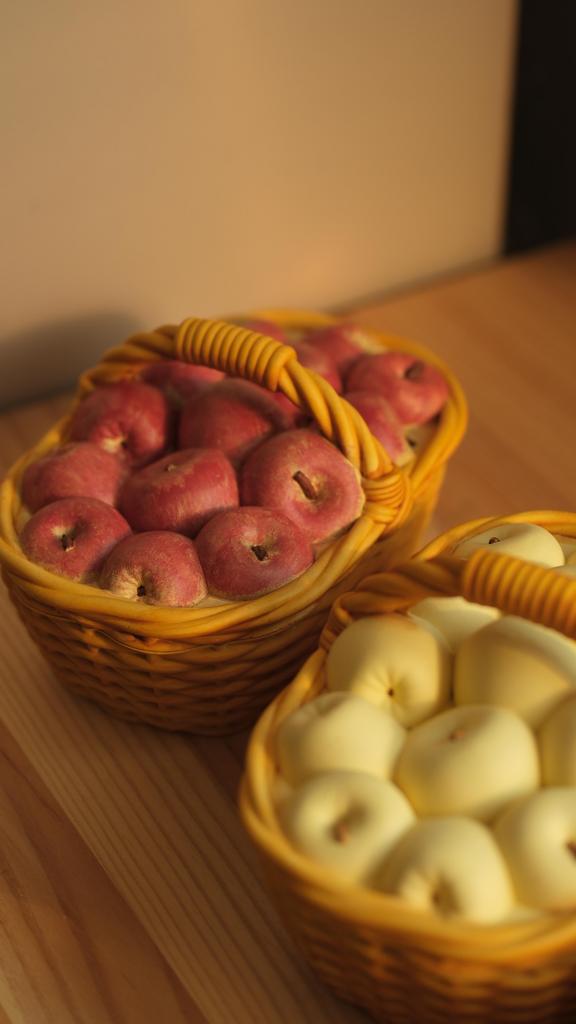Корзинка с яблоками — ароматическая свеча (светлая)