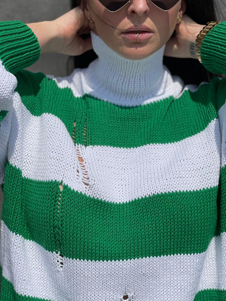 рваный свитер