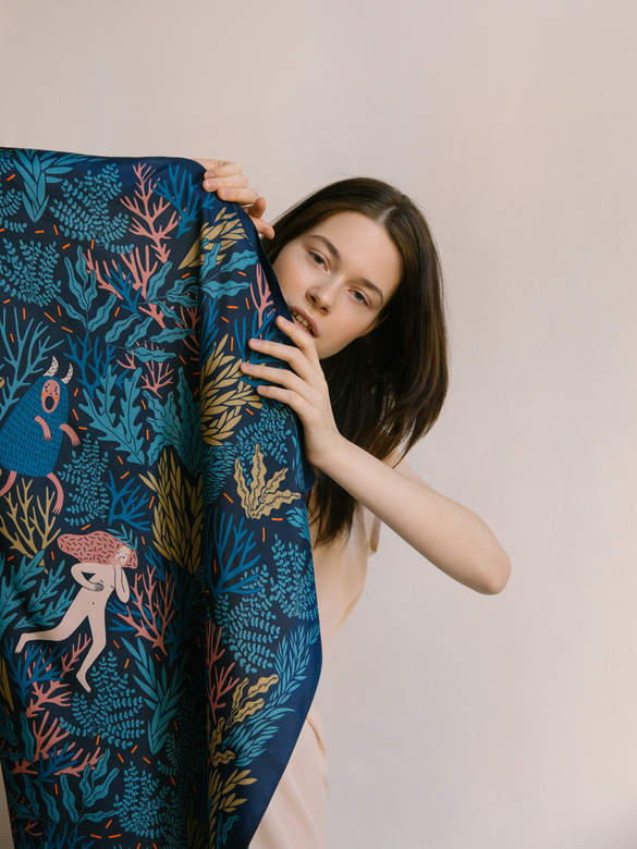 Шелковый платок "Страх" темный 90х90 см