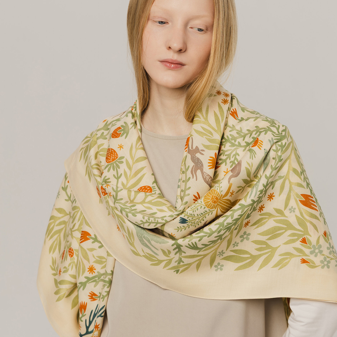 Шерстяная шаль "Биармия" светлый фон