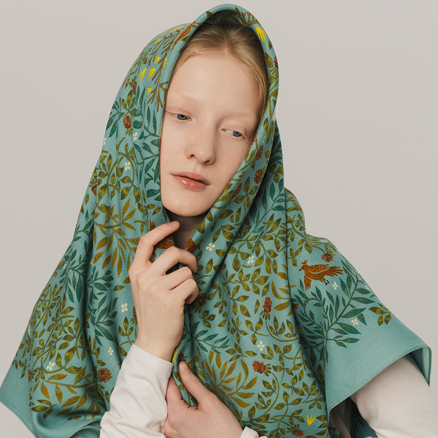 Шерстяная шаль "Шылад" голубой фон