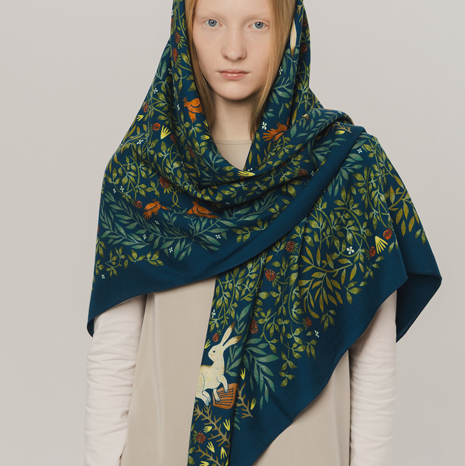 Шерстяная шаль "Шылад" синий фон