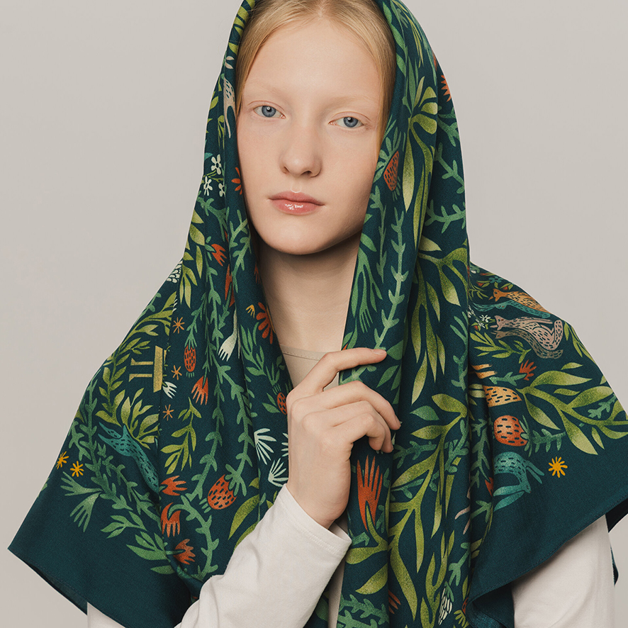 Шерстяная шаль "Биармия" зеленый фон