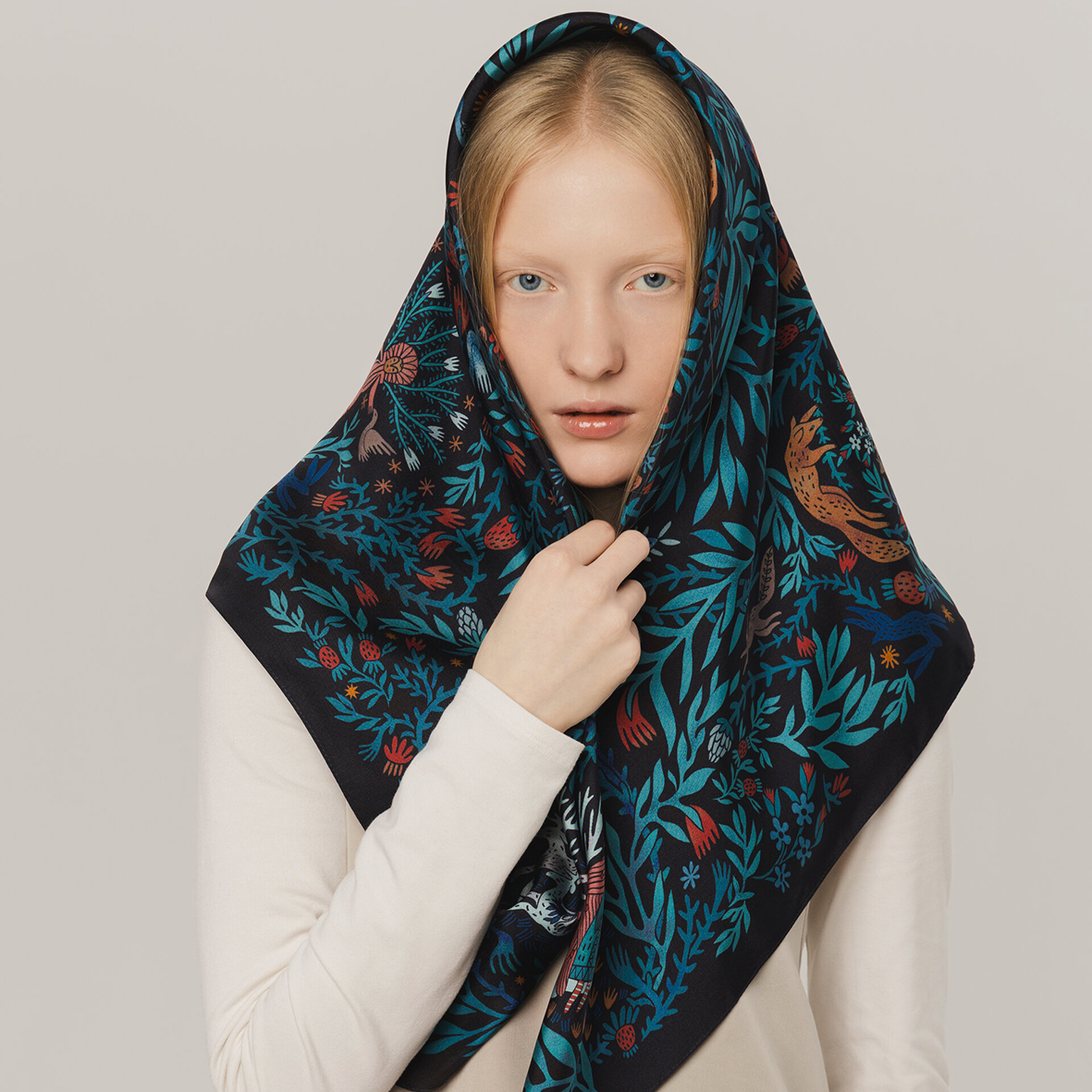 Шелковый платок  "Биармия черная с синими веточками" 90х90 см
