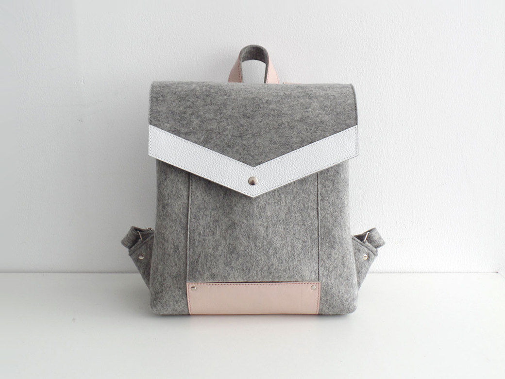 Рюкзак светло-серый с белой и пудровой кожей