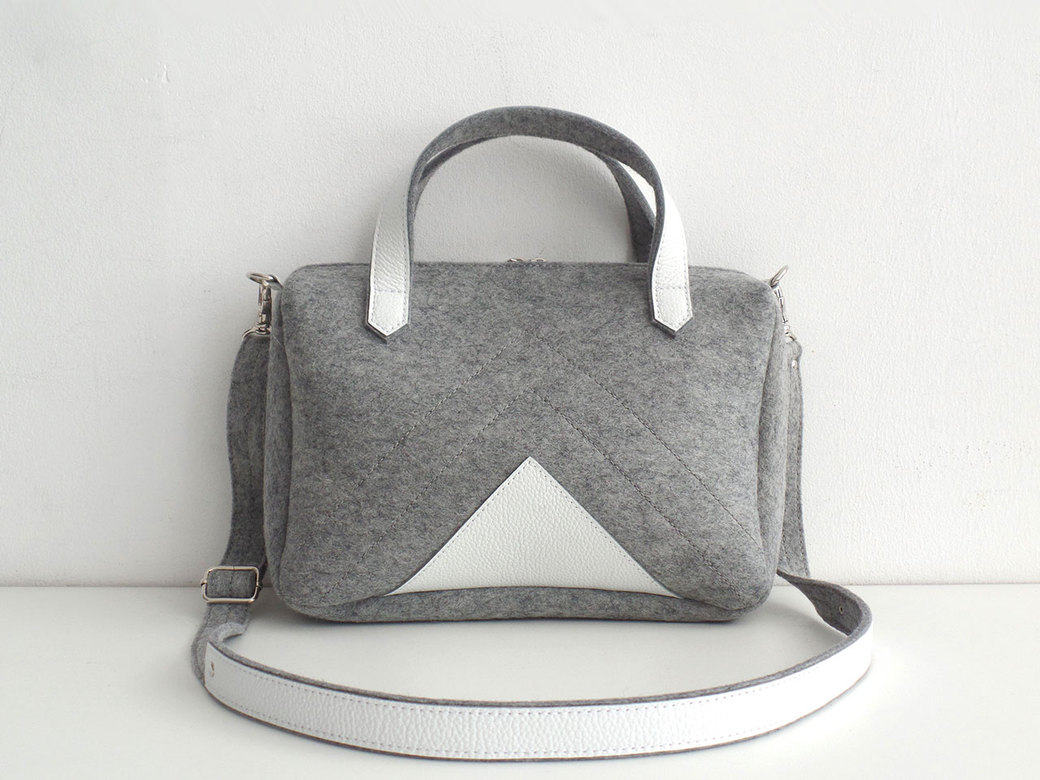 Сумка среднего размера светло-серая с белой кожей