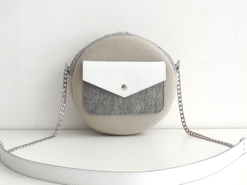Круглая сумка пепельная с белой кожей