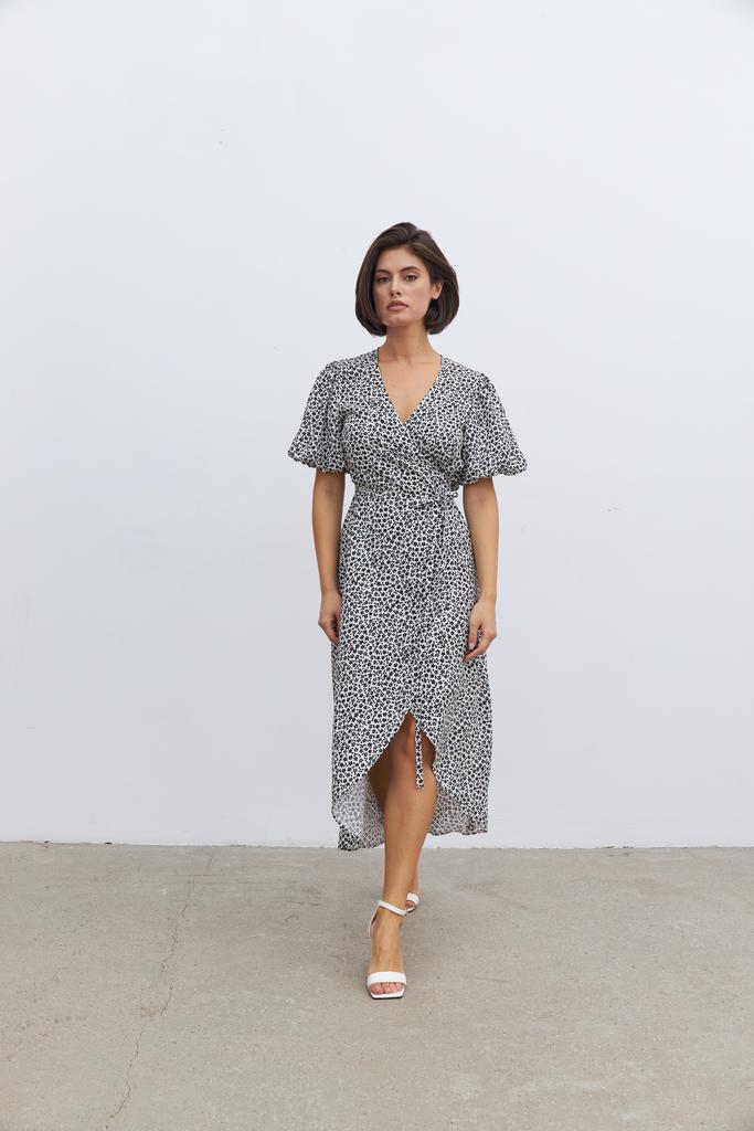 Платье на запах с цветочным принтом