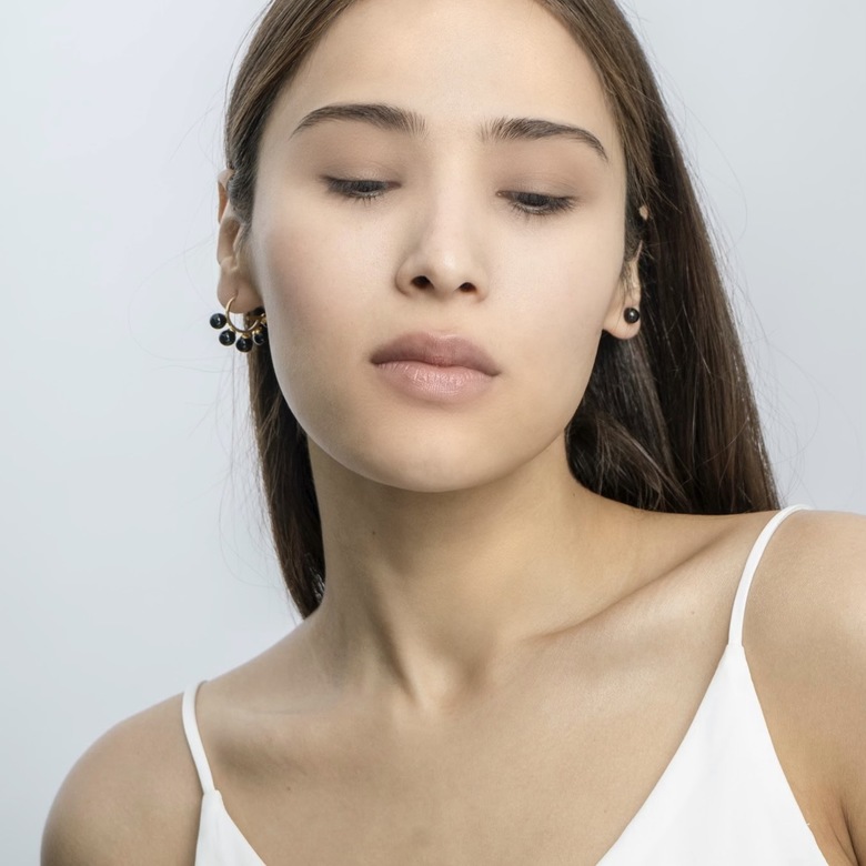 Серьги "G" асимметричные c черным ониксом