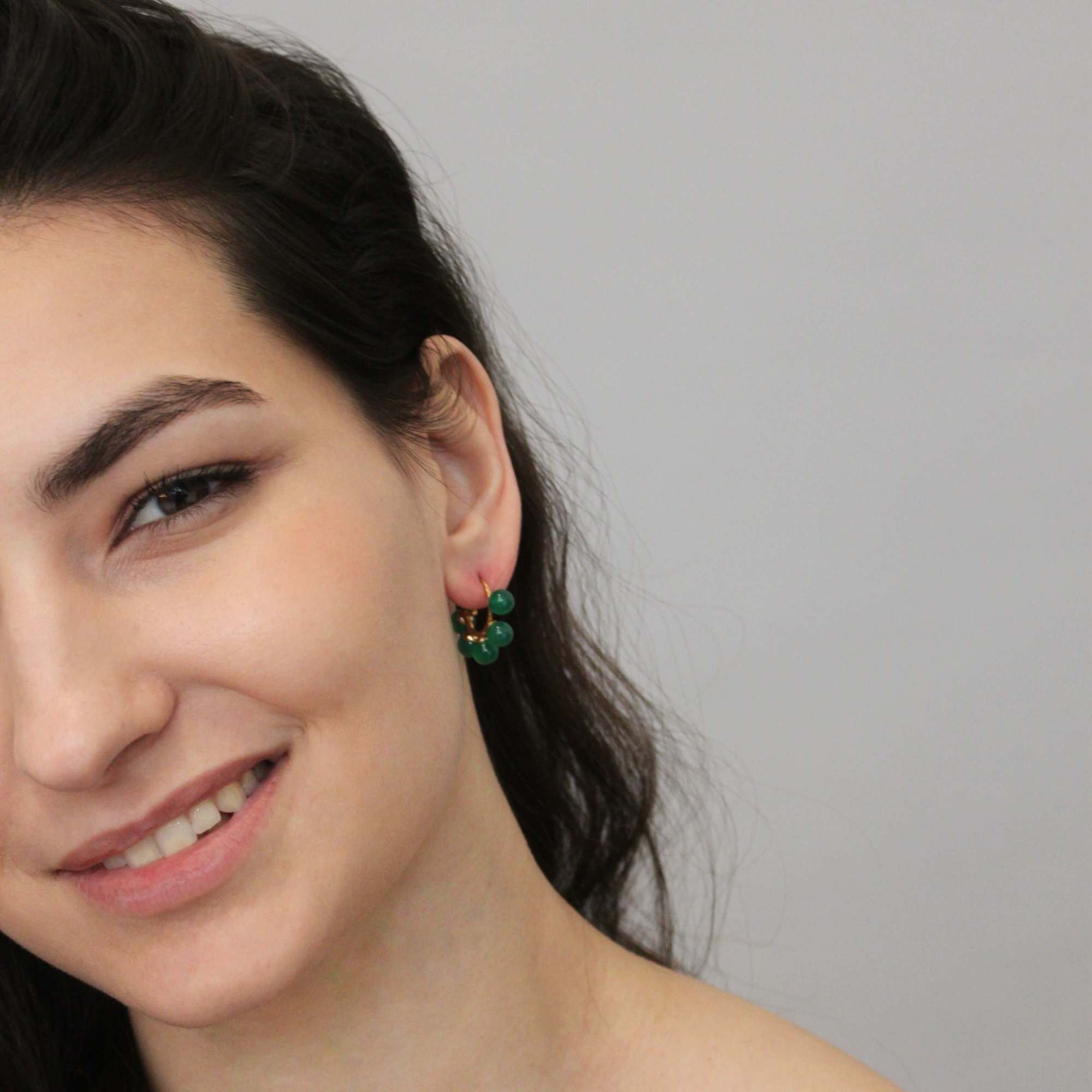 Серьги "G" асимметричные с темныо-зеленым агатом, позолота