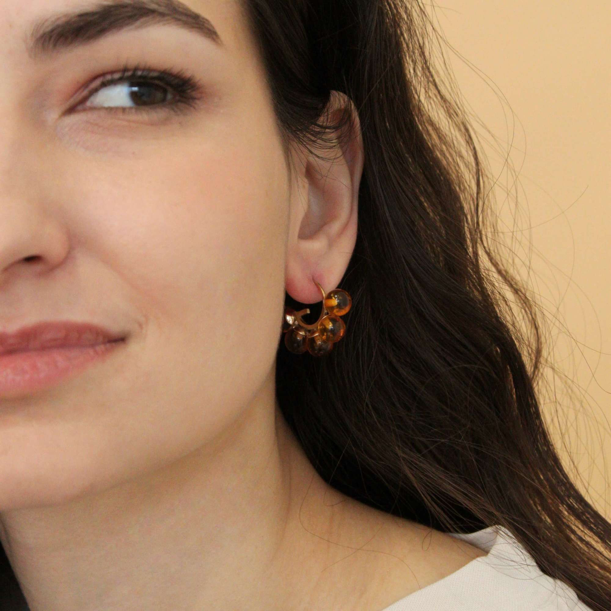 Асимметричные серьги "G" с янтарем