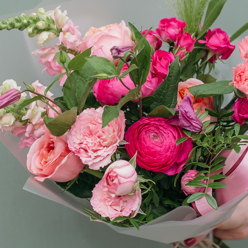 Авторский букет нежный с ярким акцентом