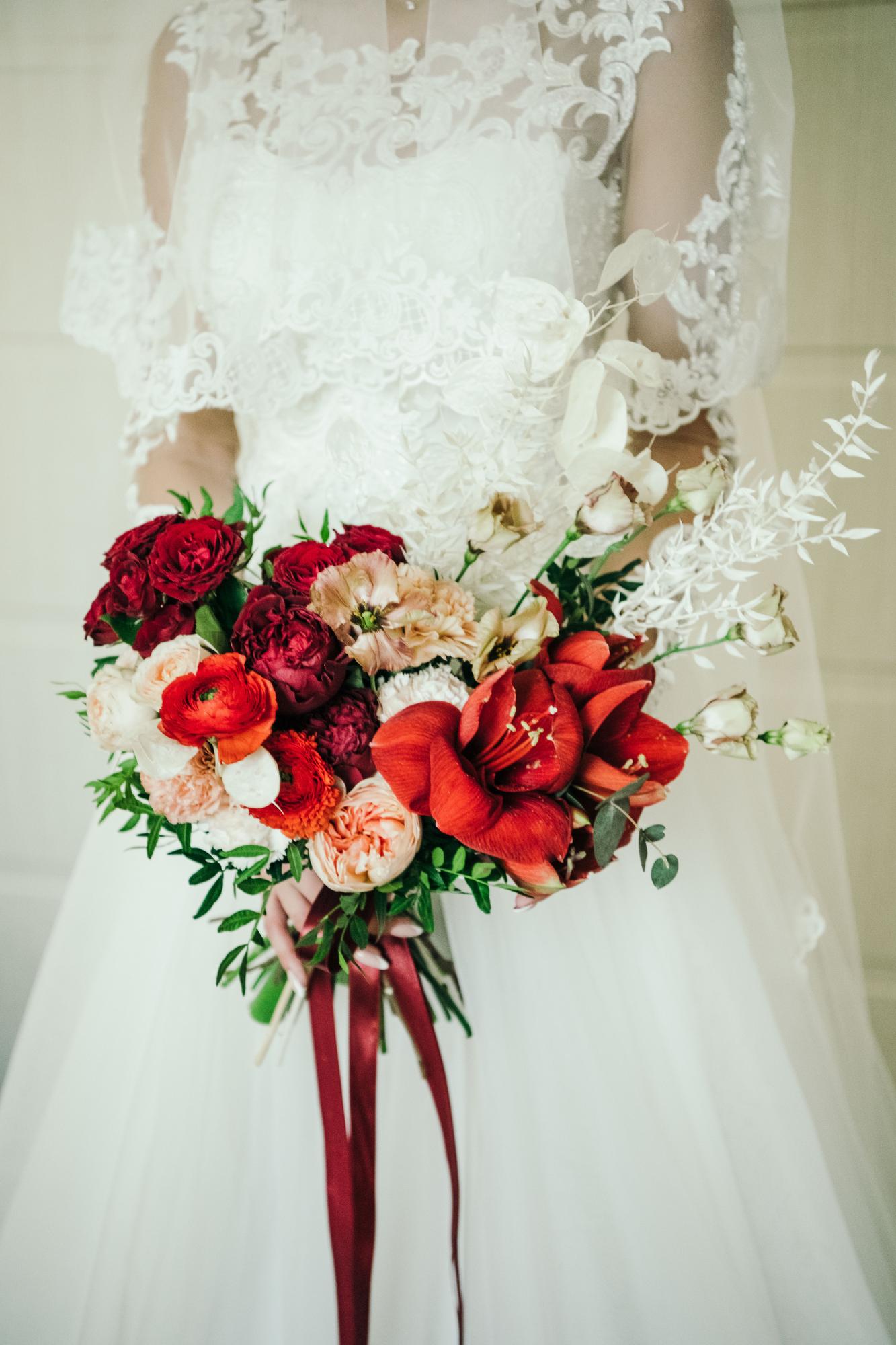 Авторский букет с красными акцентами