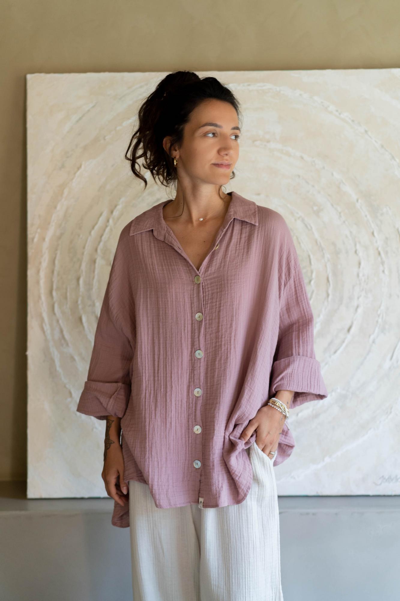 Рубашка с перламутровыми пуговицами, пыльная роза