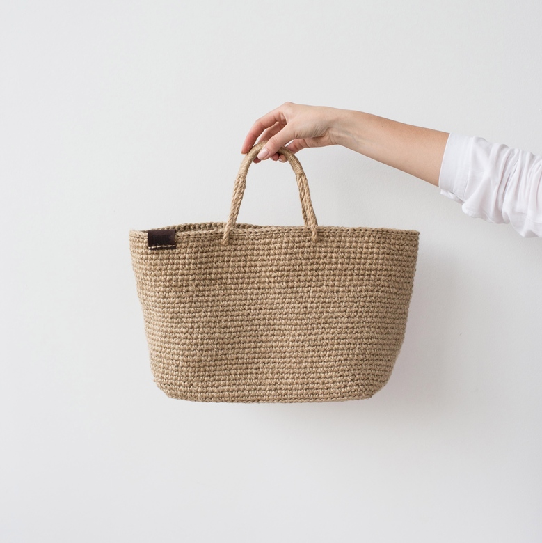 Сумка с короткими плетеными ручками