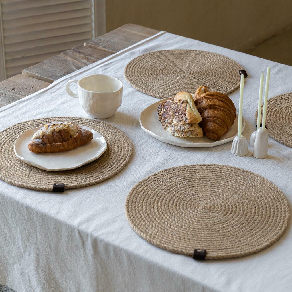 Набор из круглых плетеных  салфеток на стол