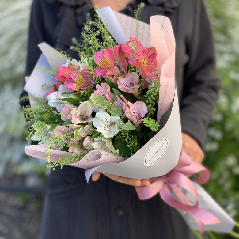 Букет с альстромерией