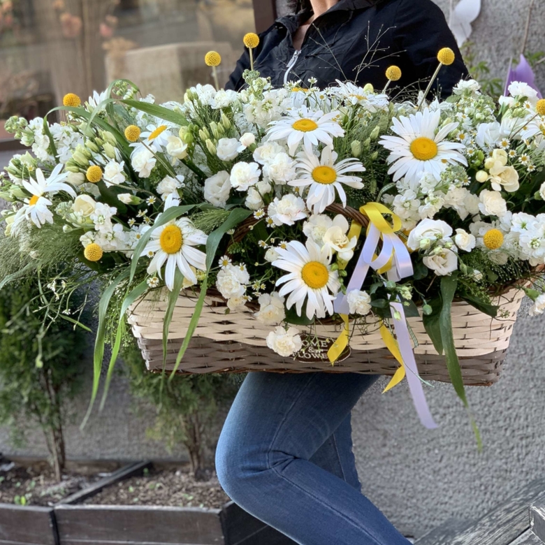 Корзина с ромашками